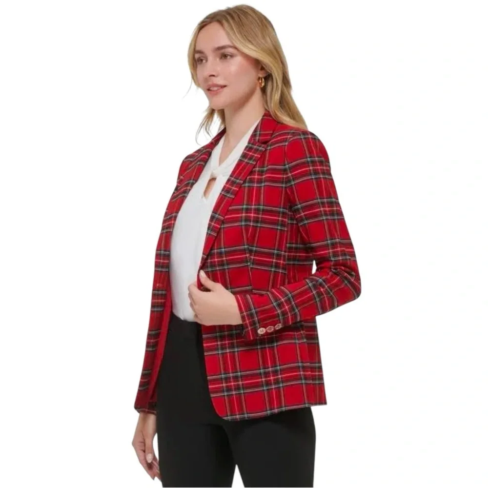 Tommy Hilfiger details appropriate